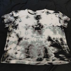 Lululemon shibori print cropped tee.